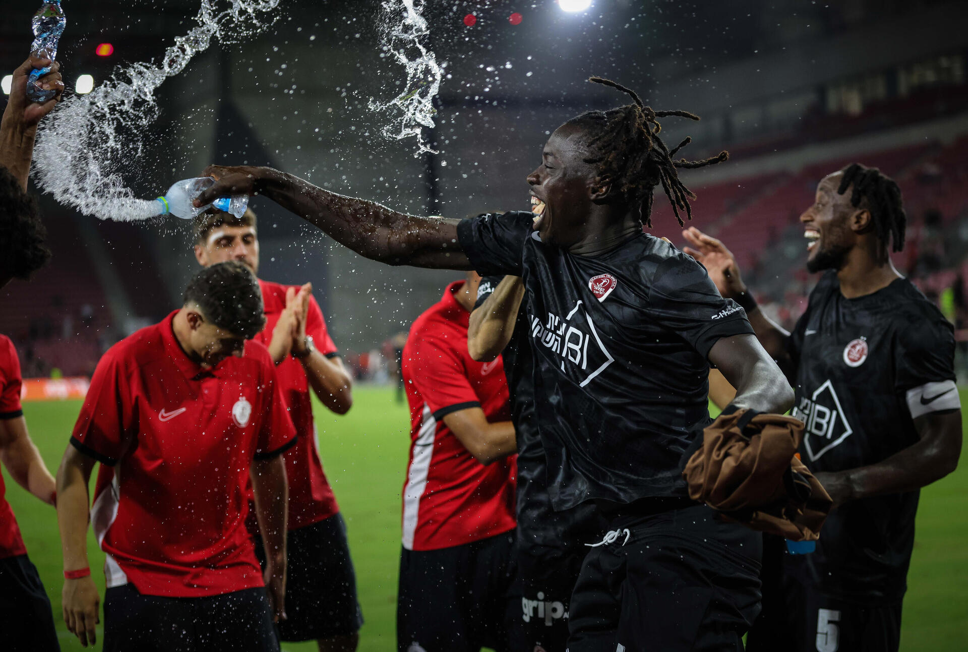 שחקני הפועל תל-אביב חוגגים ניצחון על הפועל באר-שבע בגביע הטוטו 