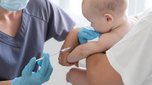 תינוק מקבל חיסון