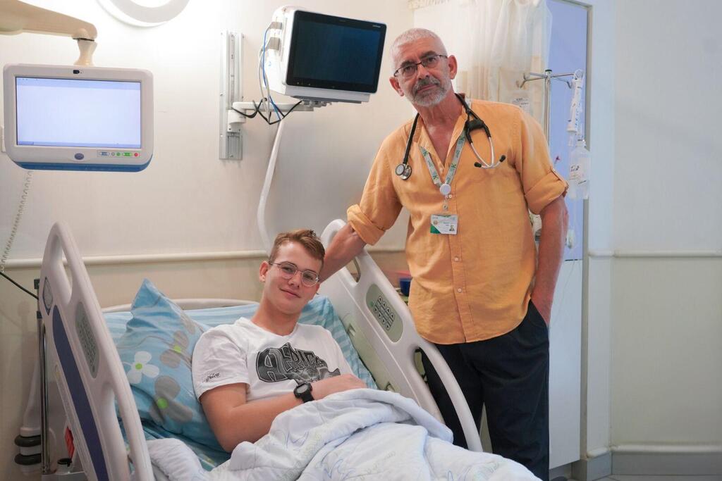 הנער לוי יצחק טבע במהלך תחרות צלילה עם אחיו עם ד"ר אלי שפירו, מנהל טיפול נמרץ ילדים בבית החולים קפלן