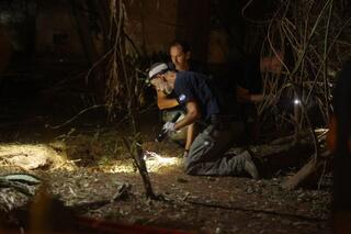 נפילת רסיס בחצר הבית של משפחת חתומי בגינתון