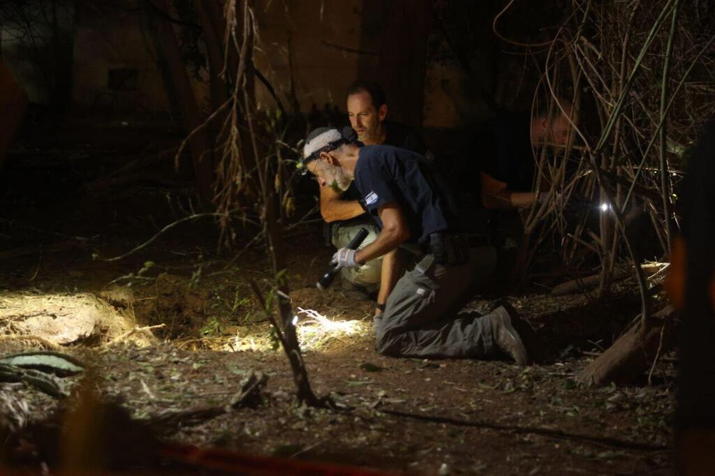 נפילת רסיס בחצר הבית של משפחת חתומי בגינתון