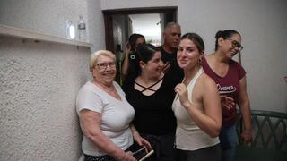 נפילת רסיס בחצר הבית של משפחת חתומי בגינתון