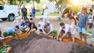 חברי קיבוץ סופה ב פתיחה חגיגית של ה גינה ה קהילתית ה מחודשת של ה קיבוץ שיקום ה קיבוצים צמודי ה גדר ב עוטף עזה ב עקבות מלחמת חרבות ברזל תהליך ה שיבה הביתה של חברי ה קיבוץ