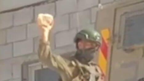 חייל צה"ל זורק אבנים על רכבים פלסטינים בעיירה אלמוע'ייר