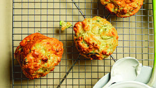 מאפינס יווניים עם זוקיני ובצל ירוק