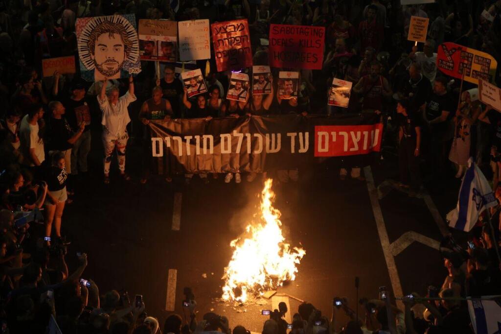 Protesters block a Tel Aviv road, lighting a bonfire during the day of protest, calling for the release of hostages (Photo: Moti Kimchi) מדורה בבגין