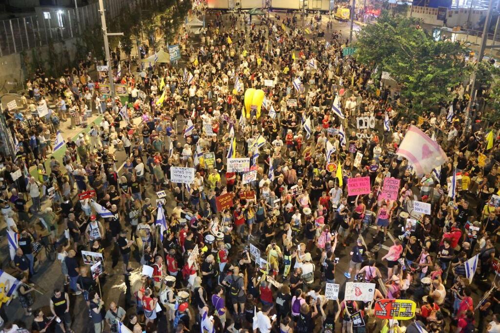 Protesters demand that the government bring about the release of hostages in a day of protests last week (Photo: Moti Kimchi) מחאה בבגין