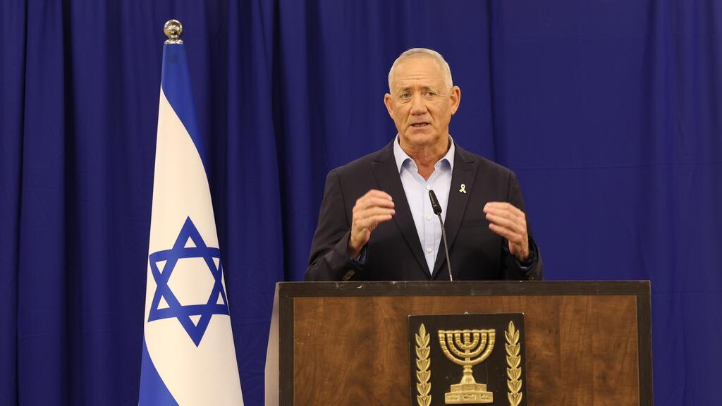 בני גנץ מכנס מסיבת עיתונאים