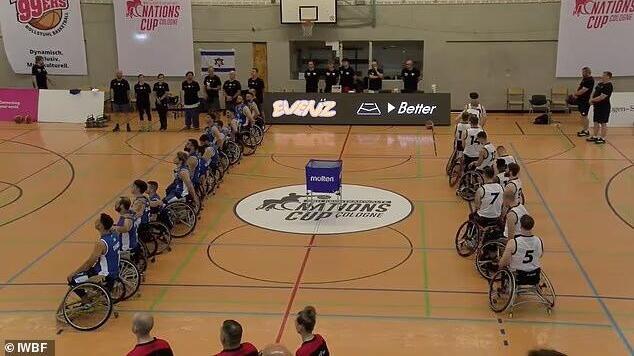 השחקנים הבריטים מפנים את הגב בזמן השמעת "התקווה"