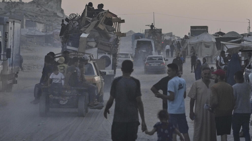 עזתים נושאים סיוע הומניטרי, על רקע תקיפה של צה"ל