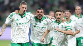 שחקני מכבי חיפה חוגגים עם דולב חזיזה