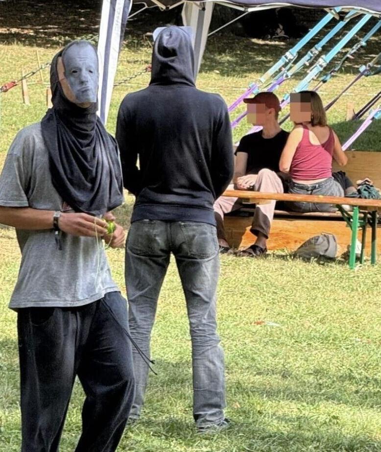 רעולי פנים שקראו קריאות נגד היהודים