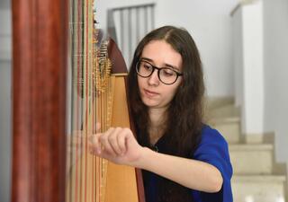 שושנה-ציפורה פבז. התחילה לנגן בגיל 12, כיום לומדת נגינת נבל באקדמיה למוזיקה בירושלים