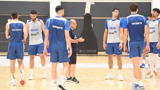 מאמן נבחרת ישראל בכדורסל אריאל בית הלחמי עם השחקנים