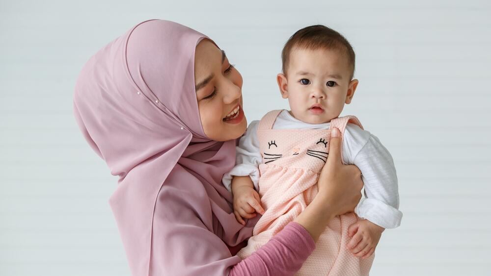 אישה אמא תינוק מוסלמית מוסלמים איסלאם חיג'אב אילוס אילוסטרציה