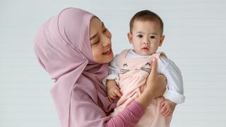 אישה אמא תינוק מוסלמית מוסלמים איסלאם חיג'אב אילוס אילוסטרציה