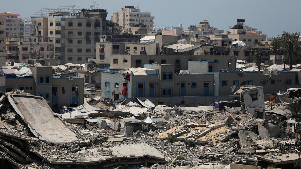 עזתים במחנה אוהלים בעיר עזה