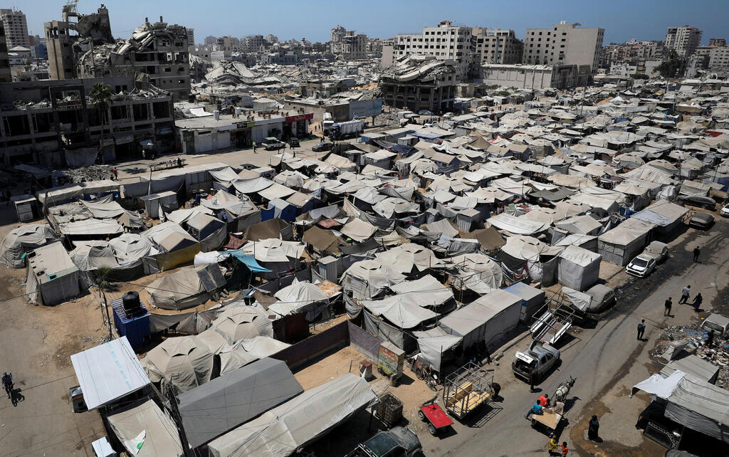Displaced encampment in Gaza City (Photo: REUTERS/Dawoud Abu Alkas) עזתים במחנה אוהלים בעיר עזה