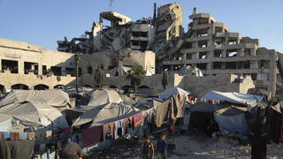 עזתים במחנה אוהלים בעיר עזה