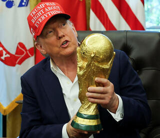 נשיא ארה"ב טראמפ מחזיק ב גביע המודניאל מונדיאל כדורגל 22 באוגוסט