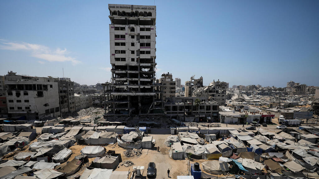 עזתים במחנה אוהלים בעיר עזה