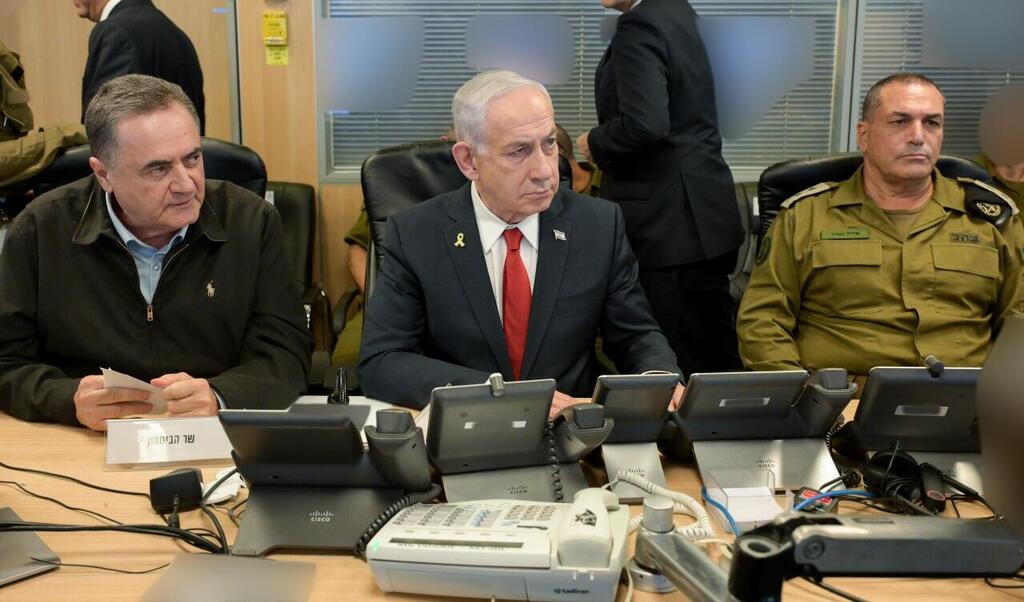 Defense Minister Israel Katz, Prime Minister Benjamin Netanyahu and IDF chief Eyal Zamir (Photo: GPO) נתניהו בבור בקרייה