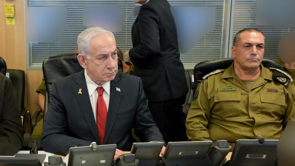 Prime Minister Netanyahu and IDF Chief of Staff Lt. Gen. Eyal Zamir (Photo: GPO) נתניהו בבור בקרייה