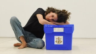 נוגה עם ארגז כחול