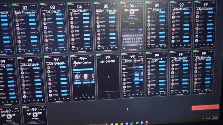 עשרות מסכים של סמארטפונים שמריצים הודעות 