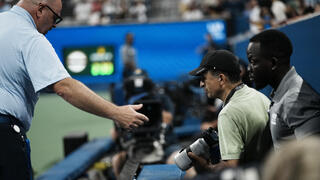 הצלם שנכנס למגרש במפגש בין דניל מדבדב לבנז'מן בונזי