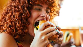 אישה אוכלת המבורגר