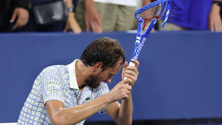 הטניסאי הרוסי דניל מדבדב עם מחבט מנופץ