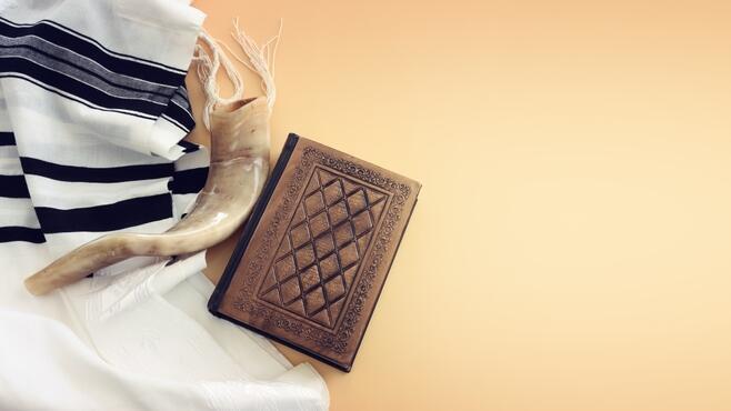 Photo: Tomertu / Shutterstock מחזור, שופר וטלית