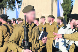 לוחם חרדי בטקס ההשבעה של חטיבת חשמונאים