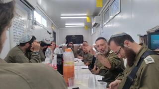 הרב בן ציון אלגאזי (שני מימין) בשיעור ללוחמים