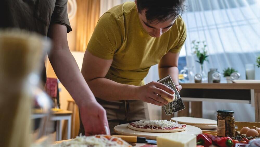 Домашняя пицца в разы дешевле ресторанной и полезнее покупной (Фото: shutterstock) Домашняя пицца в разы дешевле ресторанной и полезнее покупной