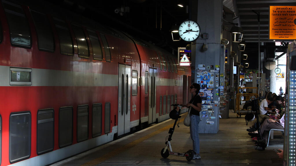 Поезда не доходят до Нетании (Фото: Реувен Приус) תחנת רכבת השלום בת"א חוזרת לפעילות לאחר ימים ארוכים בהם הייתה סגורה
