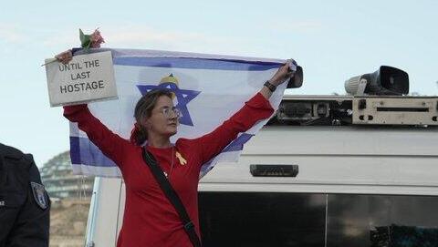 Caroline Preisler פוליטיקאית פרו-ישראלית מגרמניה, קרולינה פרייסלר, בהפגנה אנטי-ישראלית/פרו-פלסטינית בברלין
