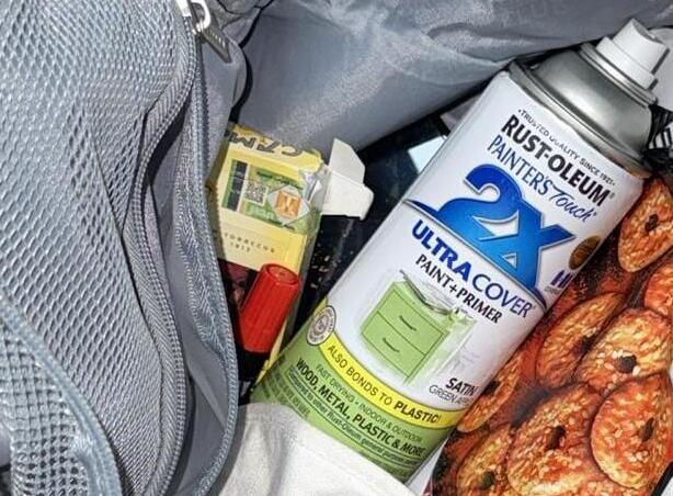 מיכל הצבע שנתפס ברשות החשוד בריסוס "יש שואה בעזה" על כנסיית הקבר