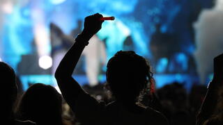 הקהל הניף סטיקלייטים באוויר