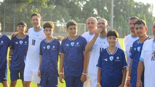 שחקני העבר גילי ורמוט ועומרי אפק עם ילדי מג'דל שמס