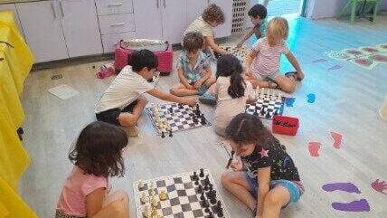 תני ג'ייקובס  בן שש מ ירושלים עולה לכיתה א'  לימד היה מורה ל שחמט ב גן  ב השראתו תהיה תכנית עירונית ל לימוד שחמט ב גנים ב ירושלים