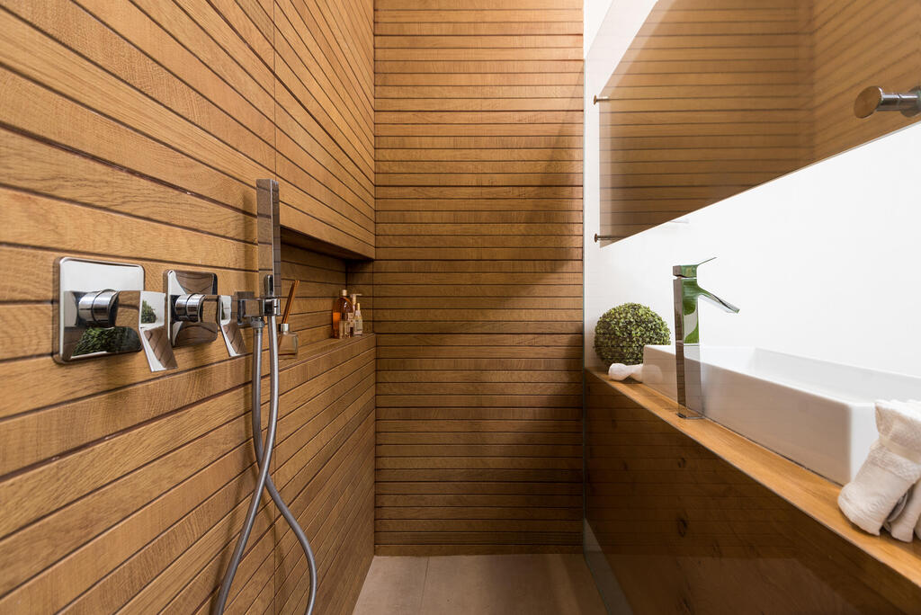 חדר רחצה בגוונים טבעיים, שילוב דמוי עץ מחורץ. עיצוב: שירי שלום 