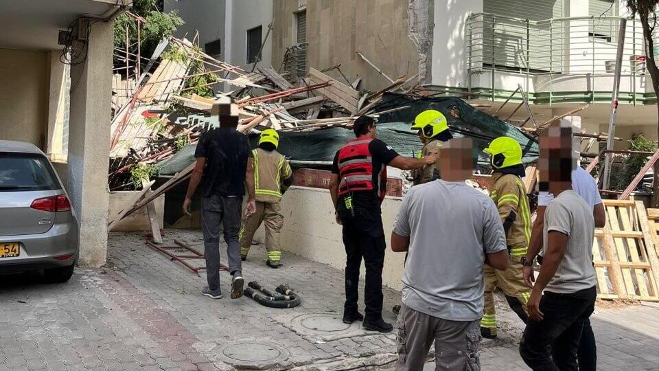 Обрушение строительных лесов в Тель-Авиве, август 2025 года (Фото: оперативная съемка МАДА) אירוע קריסת פיגומים בתל אביב