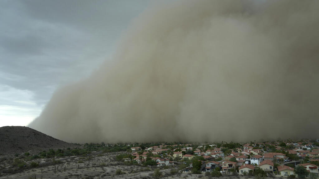 "Песчаная стена" над Финиксом (Фото: AP Photo/Ross D. Franklin) פיניקס סופת חול