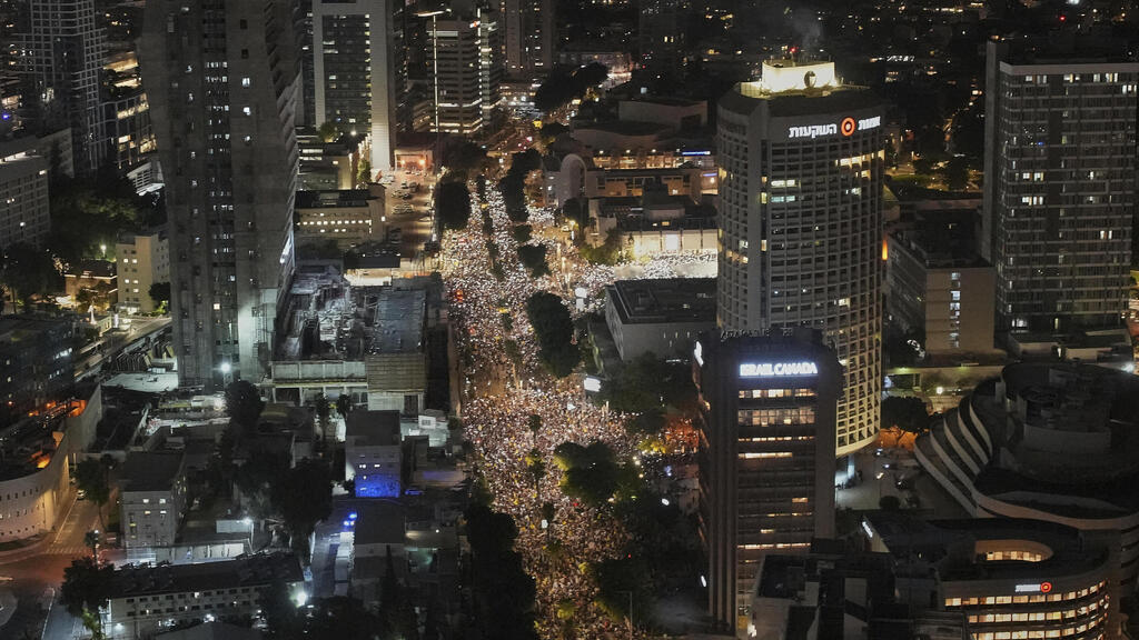 Photo: AP Photo/Ohad Zwigenberg צעדה מסבידור לכיכר החטופים בתל אביב