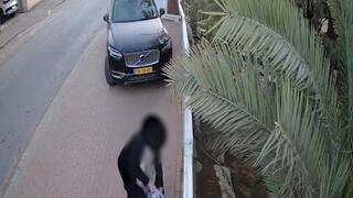 תיעוד של השחתת השלט מחוץ לבית האחות השכולה