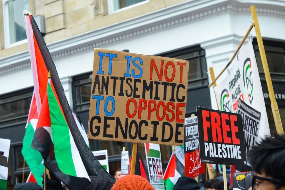 Надпись на плакате: "Противостоять геноциду - это не антисемитизм" (Фото: z.o.y.a, shutterstock) Надпись на плакате: "Противостоять геноциду - это не антисемитизм"
