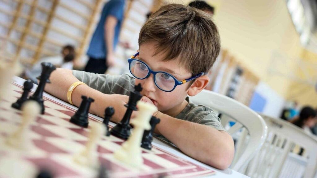 תני ג'ייקובס  בן שש מ ירושלים עולה לכיתה א'  לימד היה מורה ל שחמט ב גן  ב השראתו תהיה תכנית עירונית ל לימוד שחמט ב גנים ב ירושלים