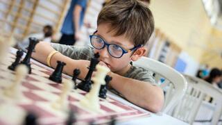 תני ג'ייקובס  בן שש מ ירושלים עולה לכיתה א'  לימד היה מורה ל שחמט ב גן  ב השראתו תהיה תכנית עירונית ל לימוד שחמט ב גנים ב ירושלים